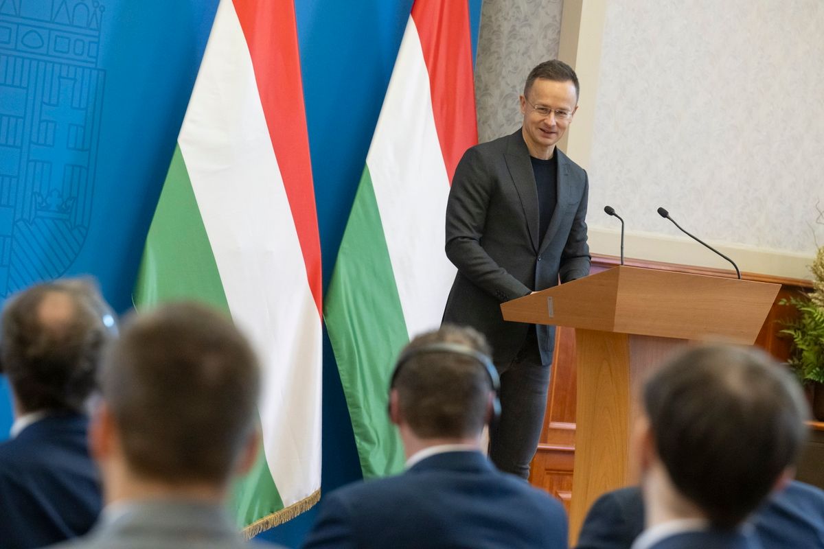 Budapest, 2026. április 1.
Szijjártó Péter külgazdasági és külügyminiszter beszédet mond a Weger Hungária Kft. beruházásbejelentő sajtótájékoztatóján a Külgazdasági és Külügyminisztériumban 2026. április 1-jén. Az olasz tulajdoni hátterű klímatechnikai vállalat mintegy 9,5 milliárd forint értékben Jászárokszálláson új gyárat épít, amihez a kormány 1,1 milliárd forint támogatást nyújt.
MTI/Kovács Márton