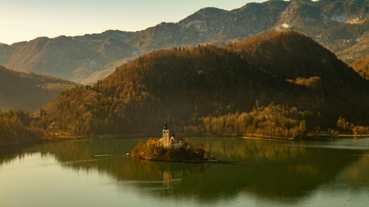Kő esett a fejére, nagyjából félmillió eurót követel egy magyar nő Szlovéniától