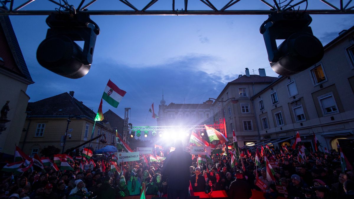 Döbbenet: az agresszív tiszások le akarták ütni a riportert Szombathelyen + videó