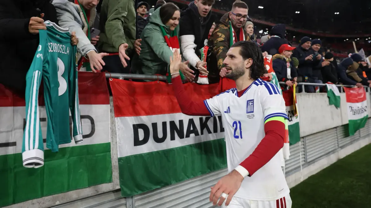 Szoboszlai Dominik görög válogatott mezben pacsizott a magyar szurkolókkal, egyikük a csapatkapitányi karszalaggal mehetett haza