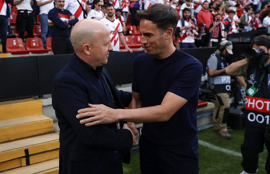 Marko Nikolics (balra) és Iñigo Pérez a Rayo Vallecano–AEK Athén Konferencialiga-negyeddöntő előtt – Varga Barnabás edzője nem sokáig mosolyoghatott