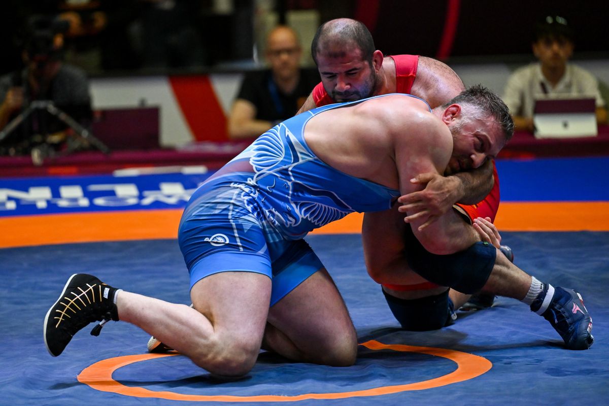 Bajcejev Vlagyiszlav (kékben) és a német Mohsen Mansour Siyar a tiranai birkózó Európa-bajnokság férfi szabadfogásúak 125 kg-os súlycsoportjának elődöntőjében 2026. április 25-én. A magyar versenyző győzött és bejutott a döntőbe