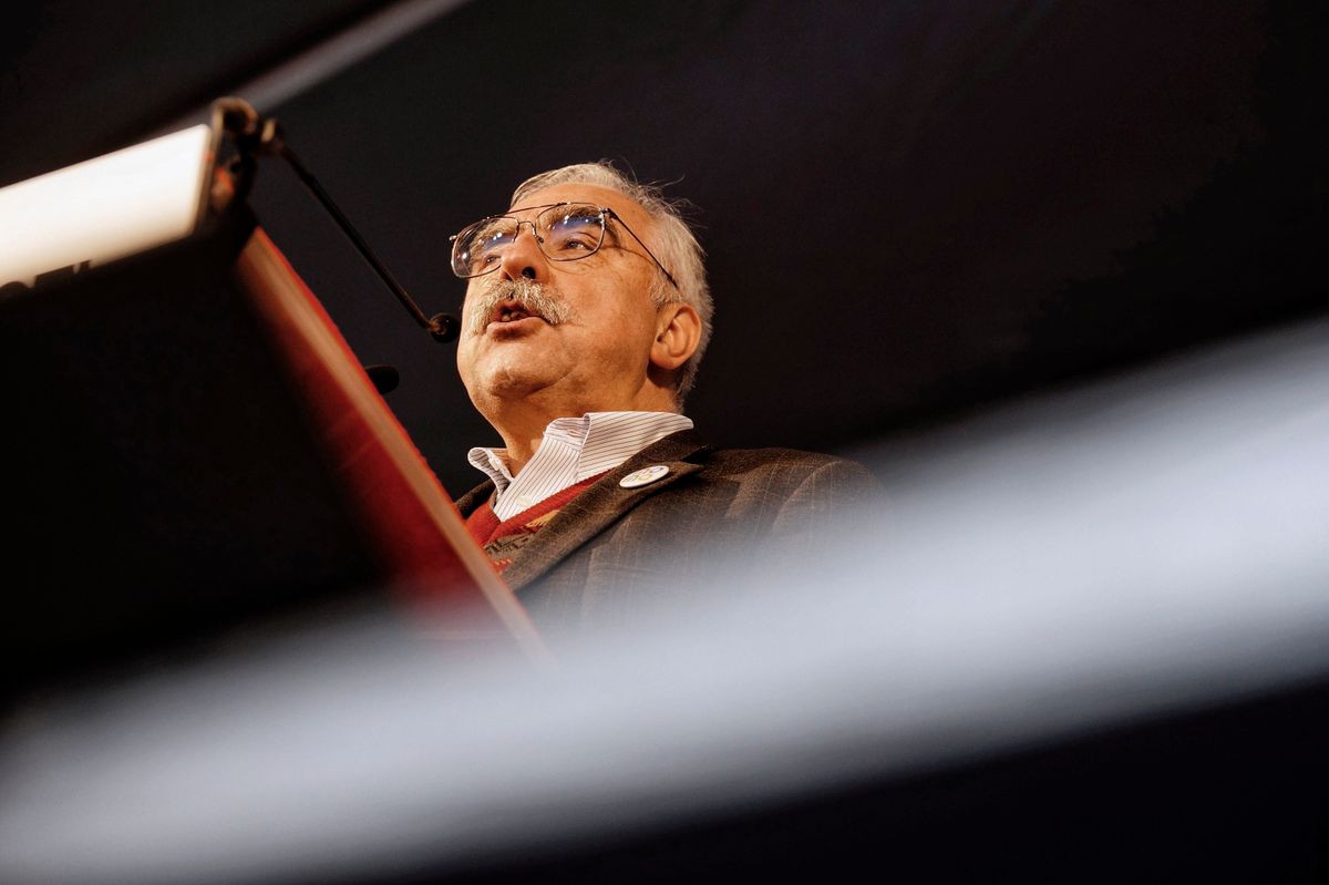 Budapest, 2016. október 23.
Bokros Lajos, a Modern Magyarország Mozgalom (MoMa) elnöke a baloldali ellenzéki pártok kormányellenes tüntetésén a Blaha Lujza téren 2016. október 23-án, az 1956-os forradalom és szabadságharc 60. évfordulóján. A Mossuk le a gyalázatot! Emlékezés 1956 hõseire és tüntetés az európai Magyarországért címû rendezvényt magánszemélyek jelentették be, de azon ellenzéki politikai pártok vezetõi is felszólalnak.
MTI Fotó: Balogh Zoltán