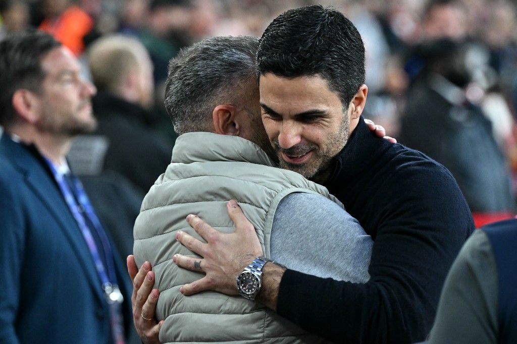 Mikel Arteta (jobbra) és Rui Borges ölelkezése a BL-negyeddöntő visszavágója előtt