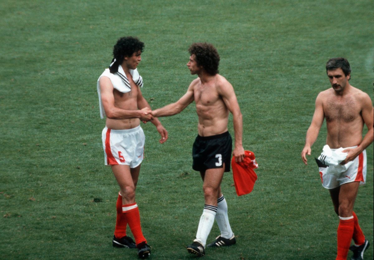 A német Paul Breitner (fekete nadrágban) és az osztrák Bruno Pezzey kézfogása az 1982-es labdarúgó-világbajnokságon a két csapat mérkőzésén