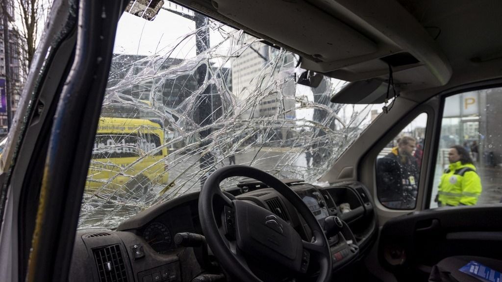 Hiába a húsvéti fegyvernyugvás, orosz drón csapódott egy mentőautóba