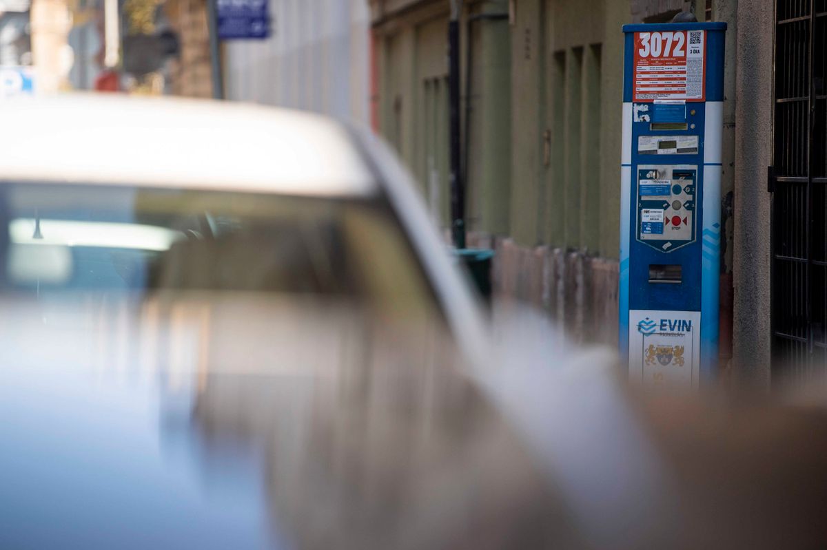 Budapest, 2022. szeptember 5.
Parkolóautomata Budapest belvárosában 2022. szeptember 5-én. Ettől a naptól többet kell fizetni a parkolásért Budapesten, a belső kerületekben hatszáz forintba kerül óránként, miután életbe lépett az új, négy zónatípusból álló egységes fővárosi parkolási rendszer.
MTI/Balogh Zoltán