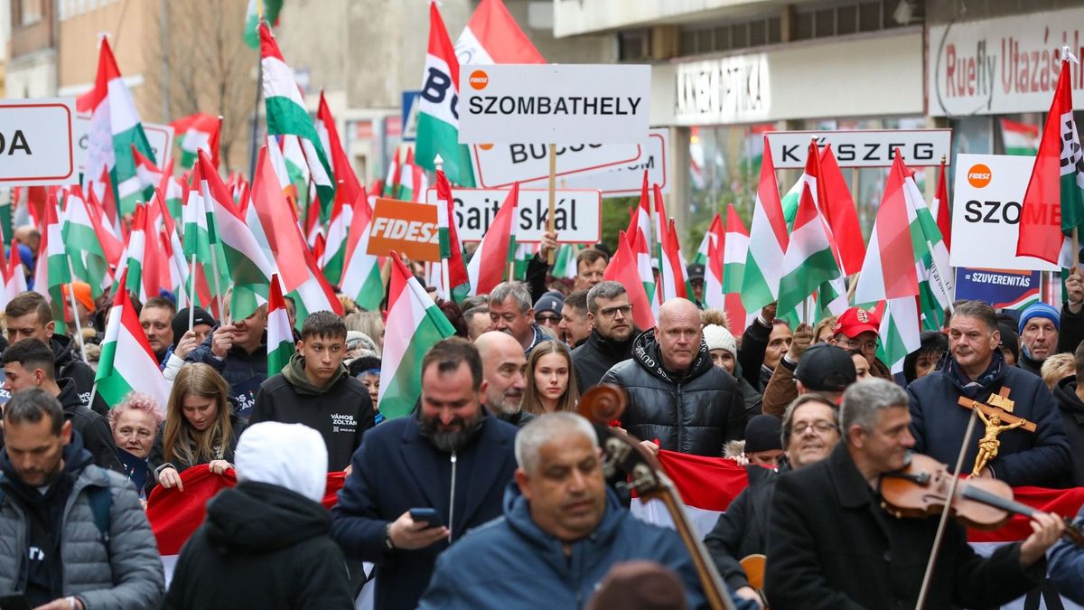 Szombathelyre is befutott a Békemenet, hamarosan Orbán Viktor is beszédet mond - kövesse nálunk élőben + videó