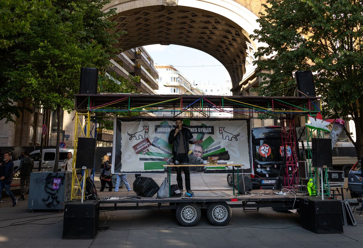 Drogháború ellenes gyűlés a Madách téren
Magyar Kétfarkú Kutya Párt - MKKP
