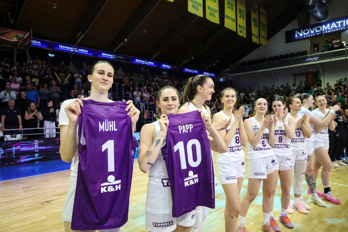 A sürgősségire kerülő, magyar válogatott Papp Klaudia mezét tartja a kupagyőzelmet ünneplő Sopron játékosa, Böröndy Vivien