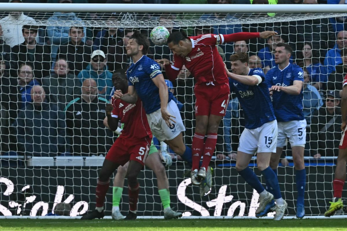 Virgil van Dijk fejese, amely után teljesen összetörtek az Everton szurkolói