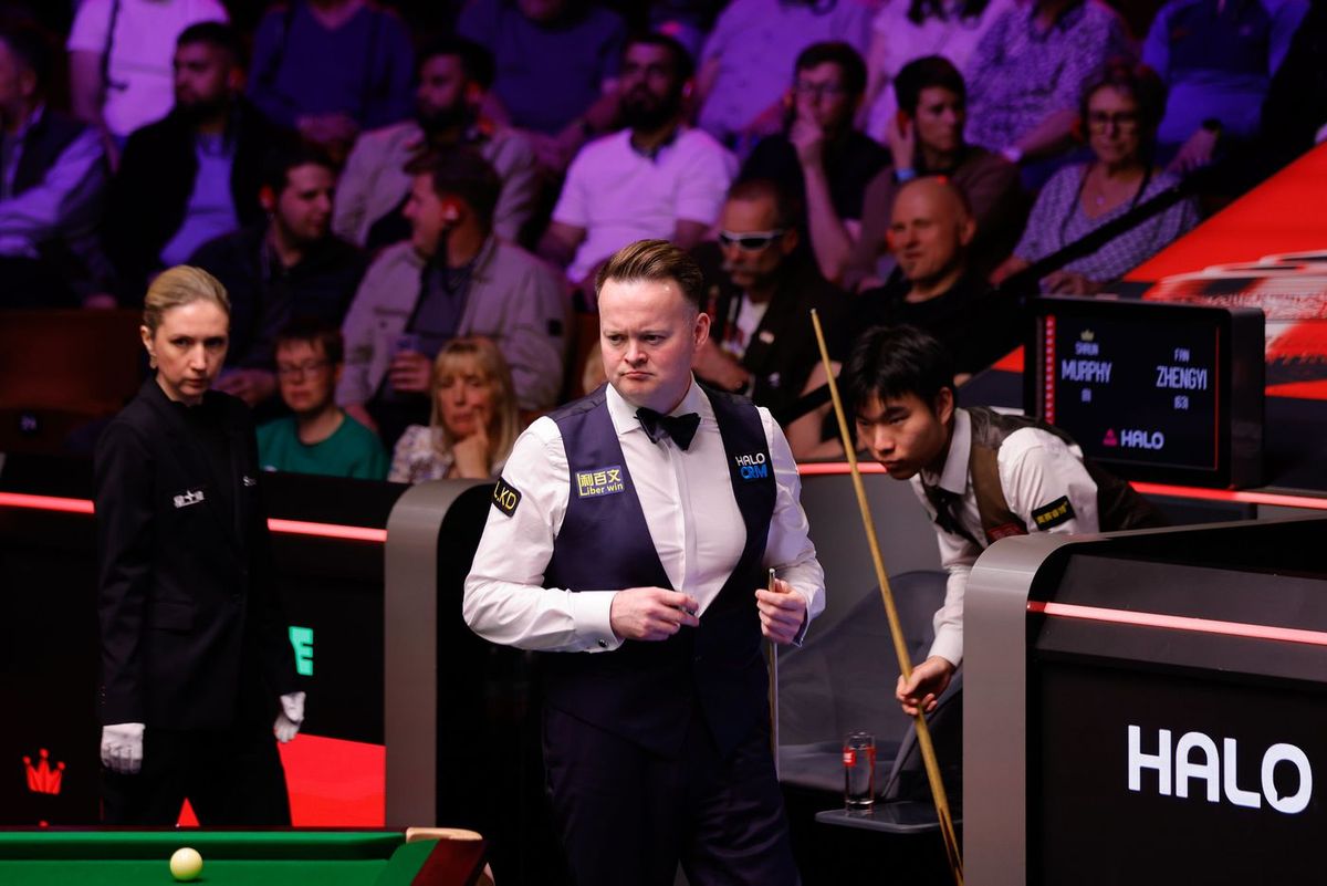A kínai Fan Cseng-ji (Fan Zhengyi) izgatottan kukucskál, Shaun Murphy maradt higgadtabb a döntő pillanatban. Menetelnek az esélyesek a snooker-vb-n