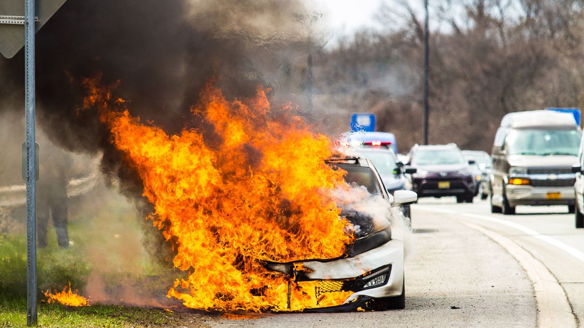 Kigyulladt egy autó az M0-son