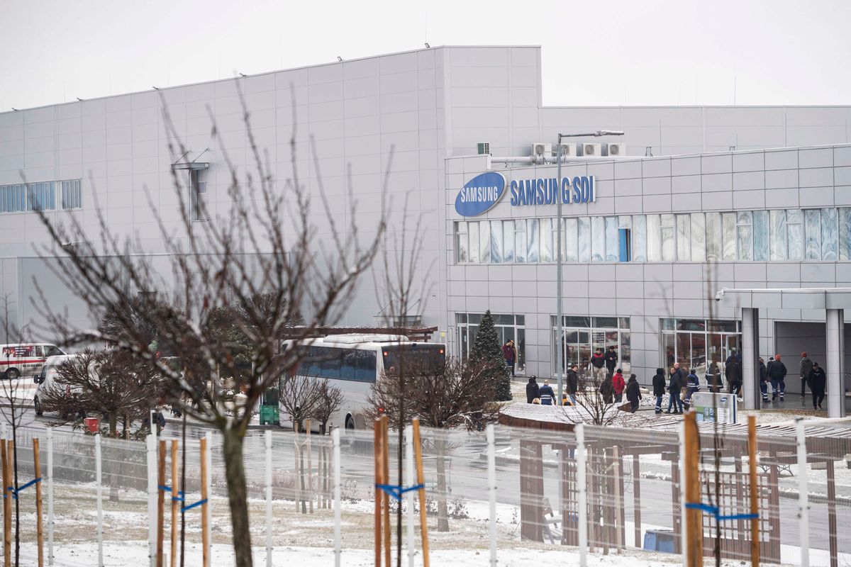 Göd, 2020. január 28.
A gödi Samsung SDI gyár 2020. január 28-án. A gyár a koronavírus terjedése miatt munkába állás előtt "karanténba helyezi" és orvosi vizsgálat alá vonja Kínából érkező alkalmazottjait, bár a céget érintően semmilyen járványügyi intézkedés nincs. A karanténon kívül fokozott fertőtlenítést vezettek be a közös helyiségekben, és a folyékony szappan mellett alkoholos kézfertőtlenítőket is kihelyeztek. A vírus okozta járvány valószínűleg egy vuhani piacon indult tavaly decemberben. A ragály halottainak száma Kínában meghaladta a 100-at, a biztosan a kórtól fertőzött tüdőgyulladásos betegek száma pedig a 4500-at.
MTI/Mónus Márton