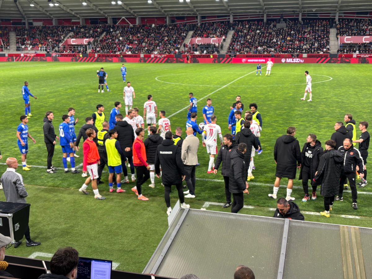 Parázs hangulatú volt a mérkőzés, a rendes játékidő végén egy pillanat alatt tömegjelent alakult ki a kispadok előt