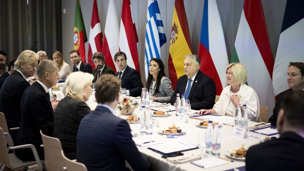 A Patrióták mellszélességgel álltak ki Orbán Viktor mellett