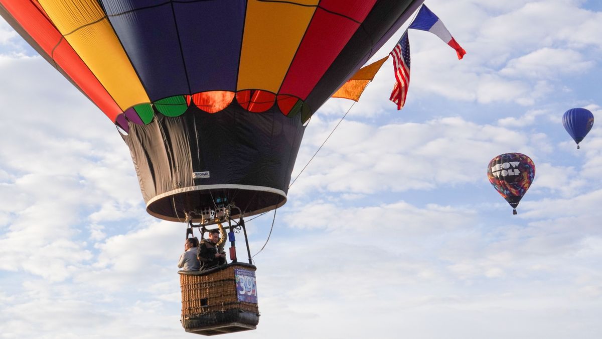 Égből pottyant vendégek: hőlégballon landolt egy kaliforniai család kertjében + videó