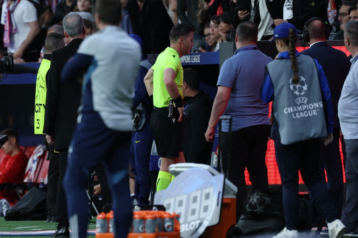 Danny Makkelie 13-szor nézte vissza az Eberechi Eze-Dávid Hancko jelenetet, mielőtt visszavonta a tizenegyest