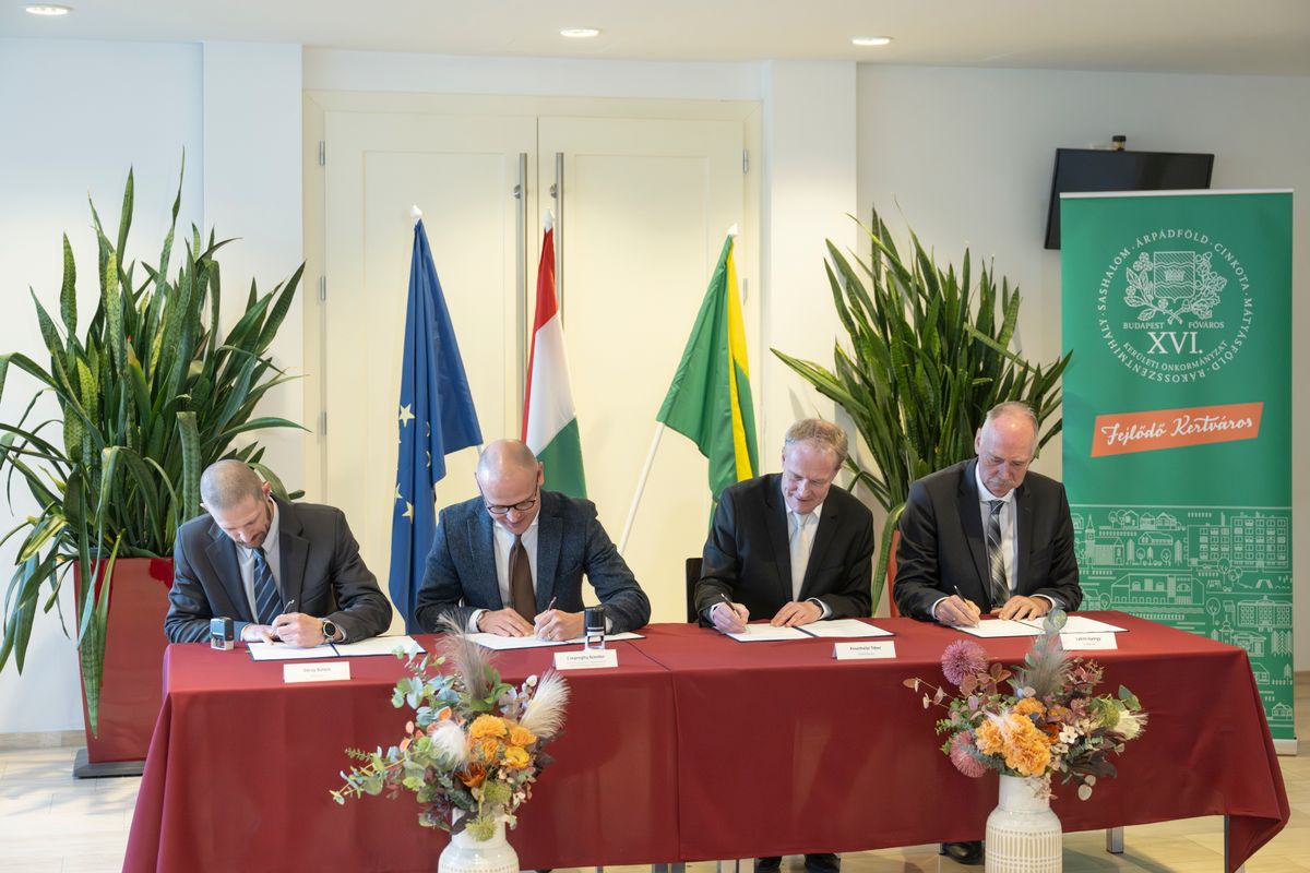 Budapest, 2026. április 8.
Géczy Balázs, a Ring kft ügyvezető igazgatója, Csepreghy Nándor, az Építési és Közlekedési Minisztérium parlamenti államtitkára, Keszthelyi Tibor, a FŐMTERV Zrt. elnök-vezérigazgatója és Lakits György, az Utiber kft ügyvezető igazgatója (b-j) a HÉV és az M2-es metróvonal összekötésére, valamint a H8/H9 vonalak korszerűsítésére vonatkozó tervezési szerződés aláírásán a XVI. kerületi polgármesteri hivatalban 2026. április 8-án.
MTI/Kovács Márton