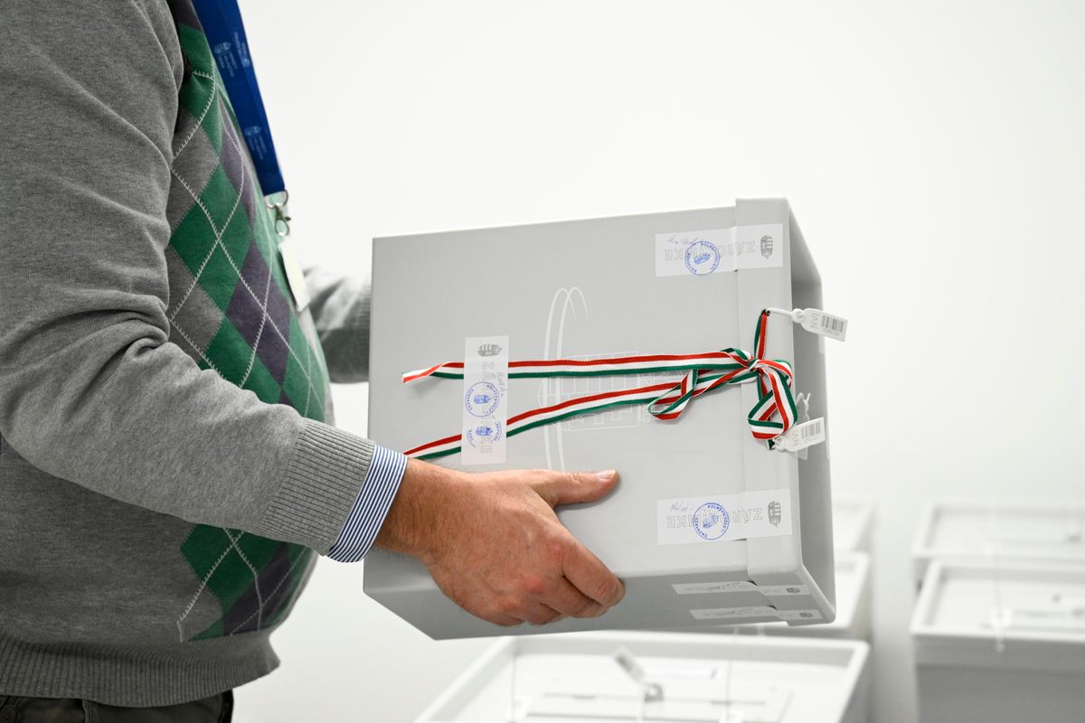 Budapest, 2026. április 14.
Az országgyűlési választás eddig beérkezett külképviseleti urnáit, azok sértetlenségét ellenőrzik a Nemzeti Választási Bizottság tagjai a Nemzeti Választási Iroda (NVI) Hengermalom úti székházában 2026. április 14-én.
MTI/Bodnár Boglárka