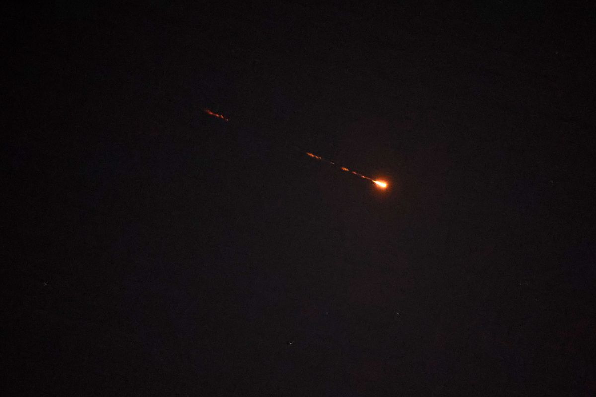 Az Irán által indított rakéták közül hármat sikerült semlegesíteni, egy azonban célt talált 