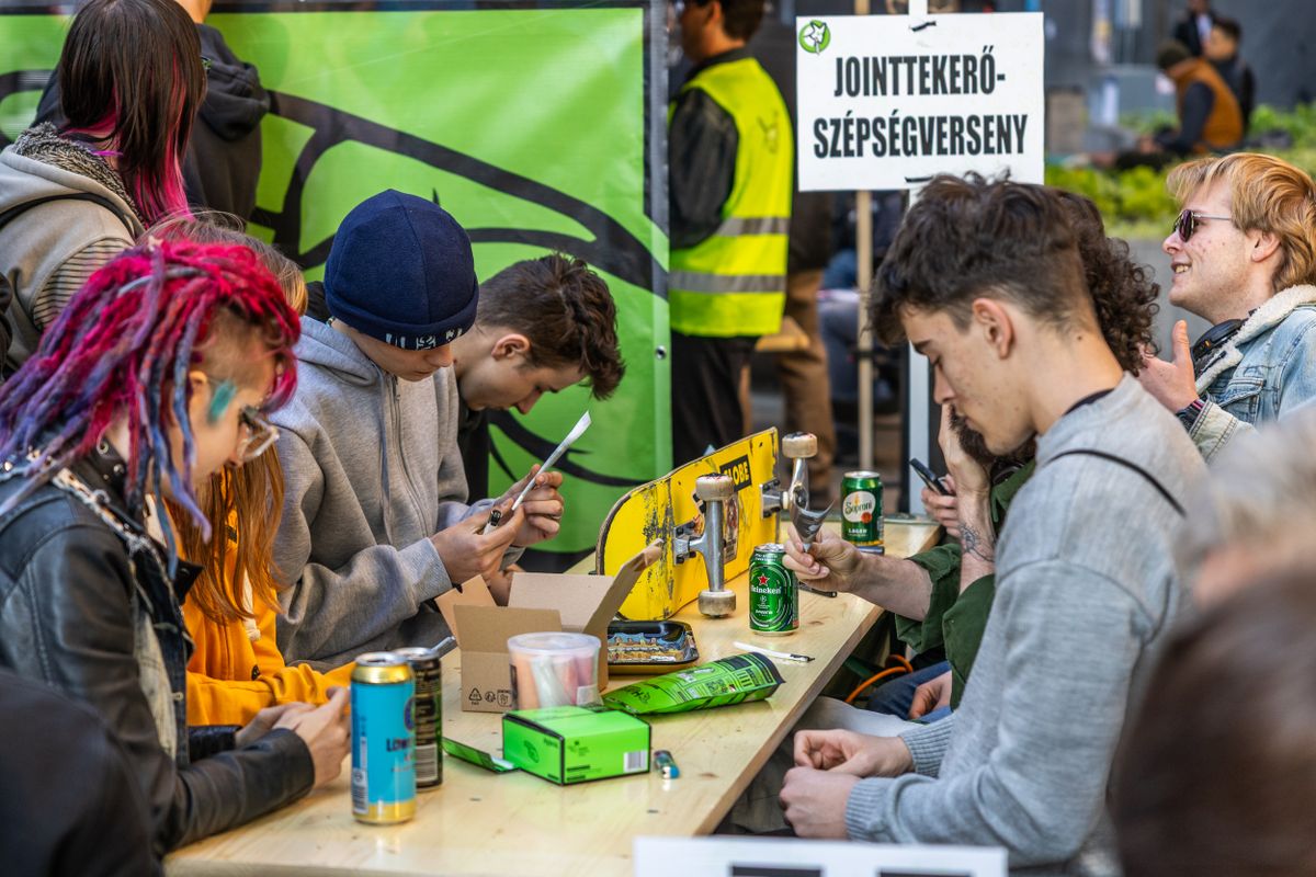 Drogháború ellenes gyűlés a Madách téren
Magyar Kétfarkú Kutya Párt - MKKP
