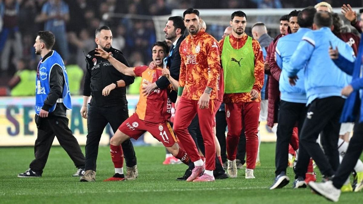 Sallaiék bajnokiján szálltak bele a török hősbe, egymásnak esett a két gigász alelnöke