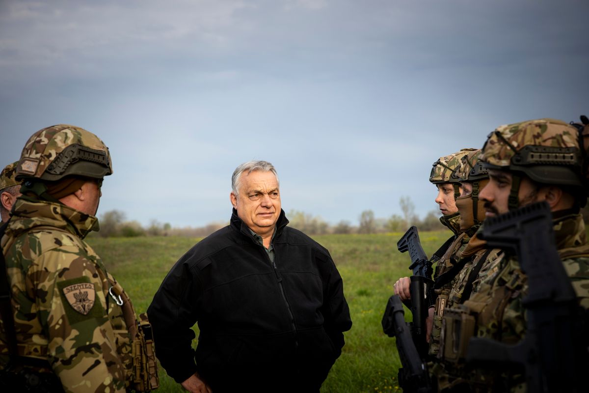 Orbán Viktor miniszterelnök (k) a Kiskundorozsmán lévő gázellátó állomásnál 2026. április 6-án