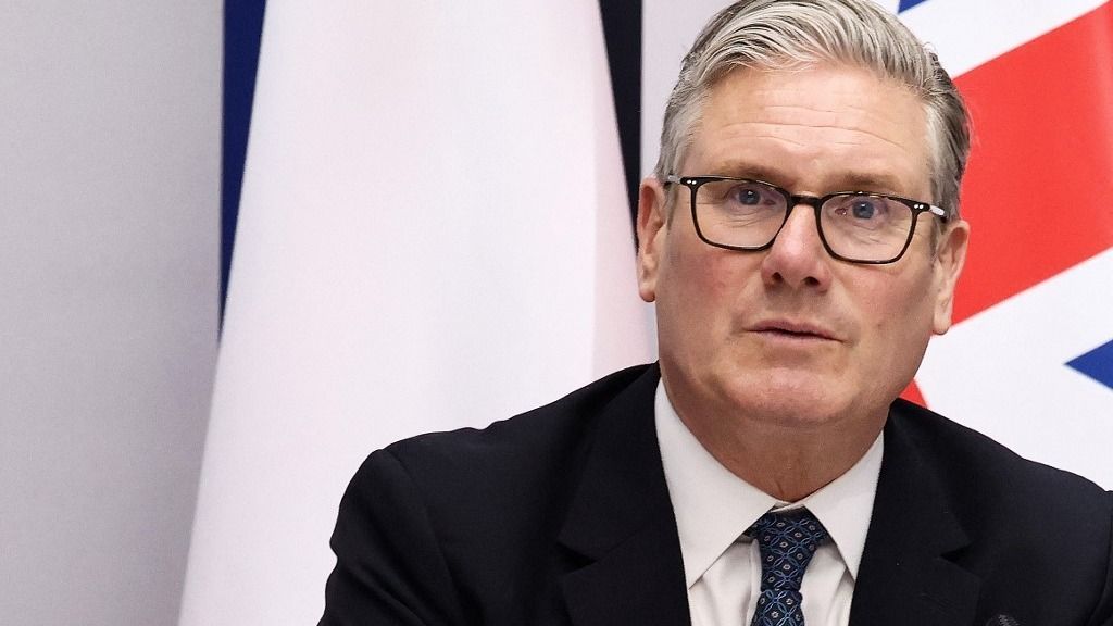 Mindenki hibás, csak ő nem: Starmer az államgépezetet okolja a sorozatos kudarcokért