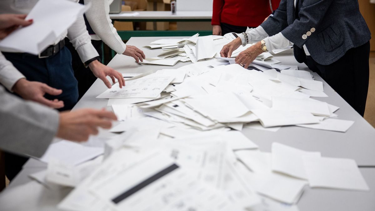 20260412 Dunaharaszti
Szavazás az országgyűlési választáson.
Urnabontás, szavazatszámlálás.
fotó: Ladóczki Balázs (LB)
MW