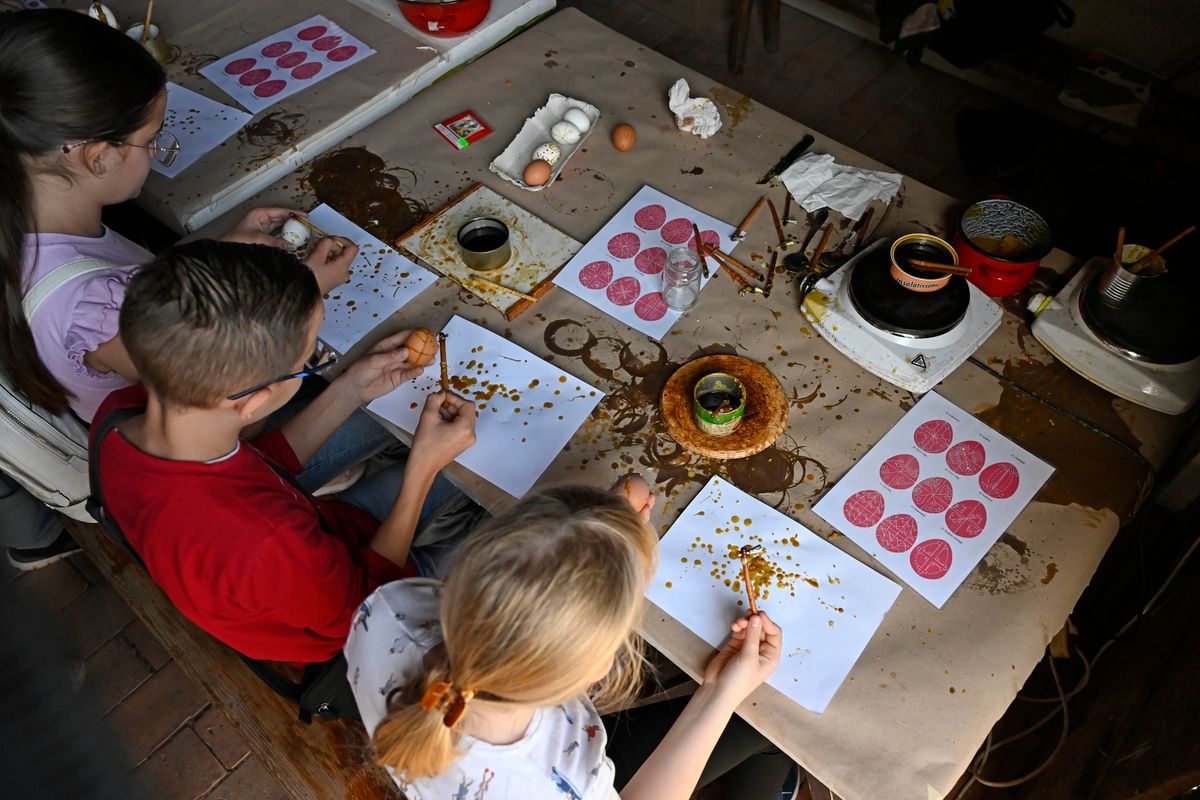 Szentendre, 2025. április 21.Tojásdíszítést tanulnak a gyerekek a szentendrei Szabadtéri Néprajzi Múzeumban megrendezett húsvéti fesztiválon 2025. április 21-én.MTI/Lakatos Péter