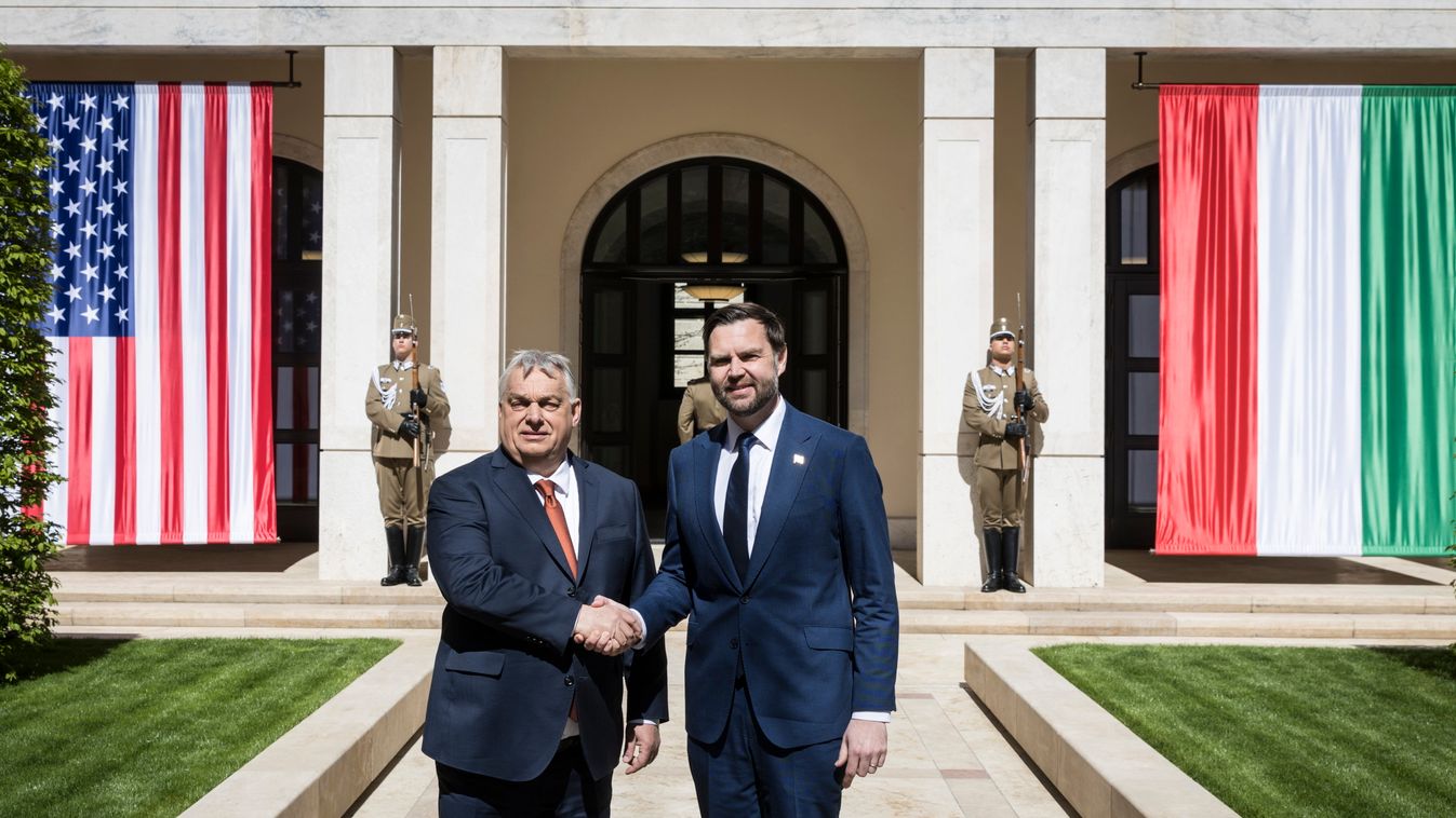 A Miniszterelnöki Kommunikációs Főosztály által közreadott képen Orbán Viktor miniszterelnök (b) fogadja J.D. Vance amerikai alelnököt a Karmelita kolostorban 2026. április 7-én (Fotó: MTI/Miniszterelnöki Kommunikációs Főosztály/Kaiser Ákos)