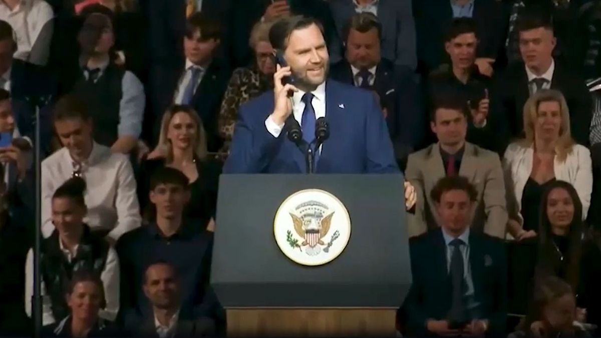 Budapesti látogatása során J. D. Vance telefonon felhívta Donald Trumpot. Az amerikai elnök a magyar közönséghez szólt (Képernyőfotó: Fox News)