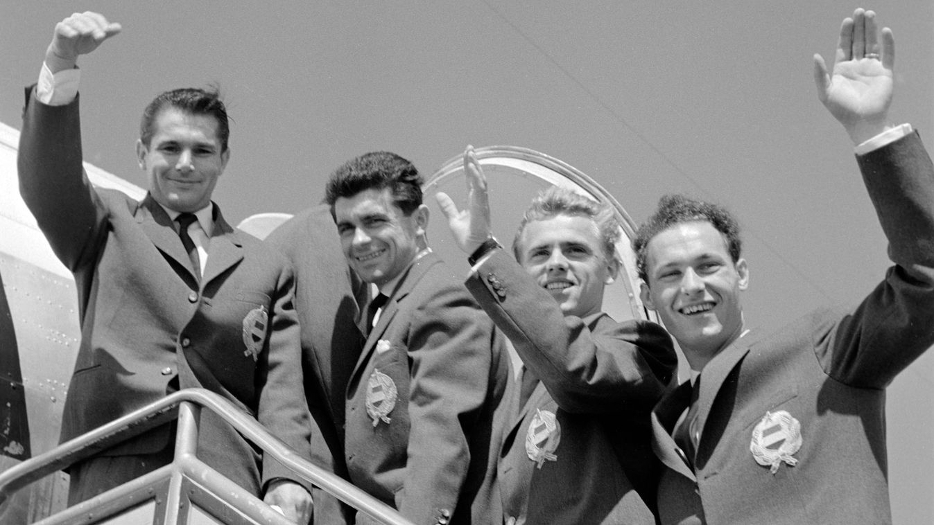 Sándor Károly, Fenyvesi Máté, Mészöly Kálmán és Szentmihályi Antal, a magyar labdarúgó válogatott játékosai a repülõgép lépcsõjén állva búcsúznak a chilei világbajnokságra indulva MTI Fotó: Petrovits László