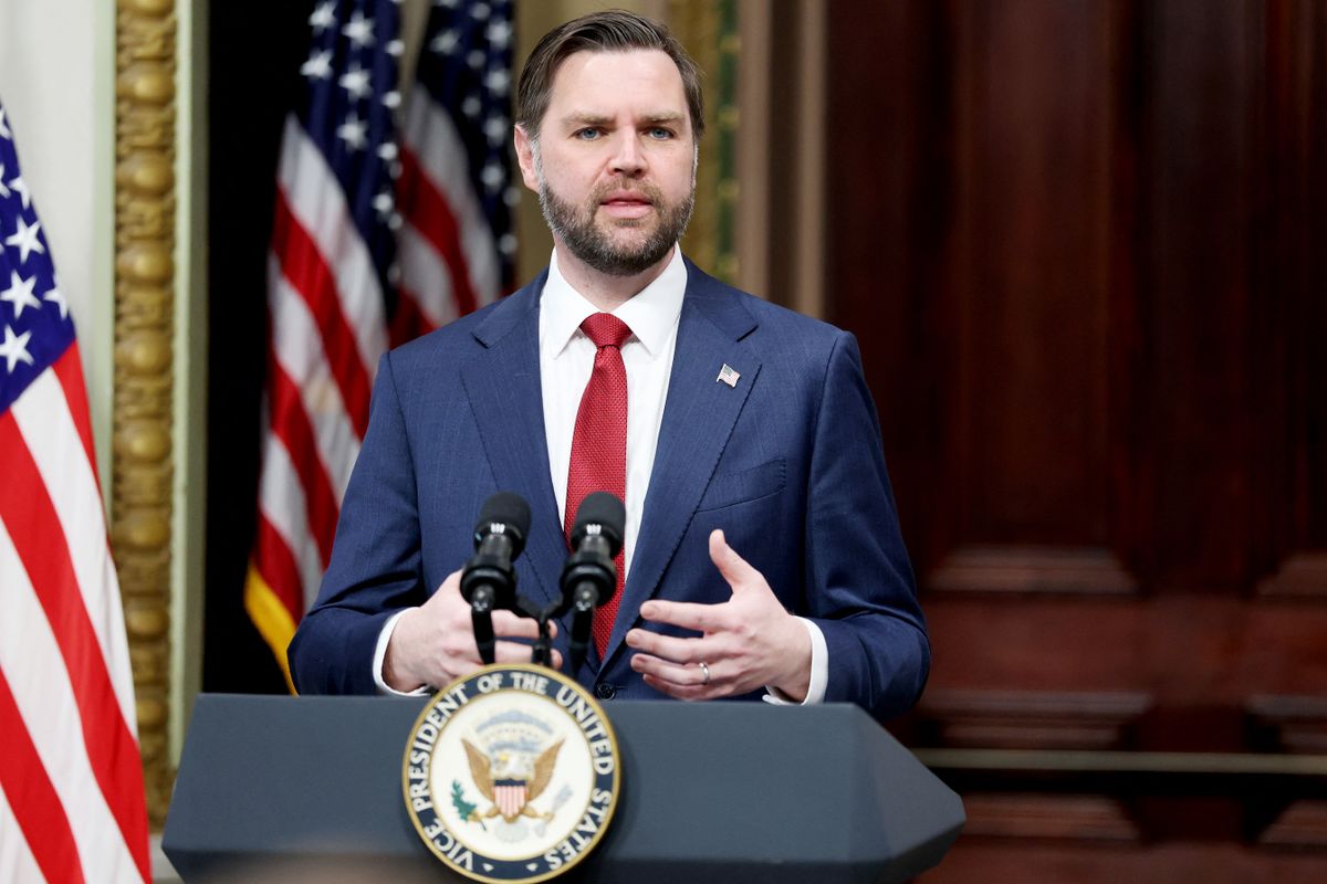 Vance a hírek szerint már évek óta dolgozik a könyvön