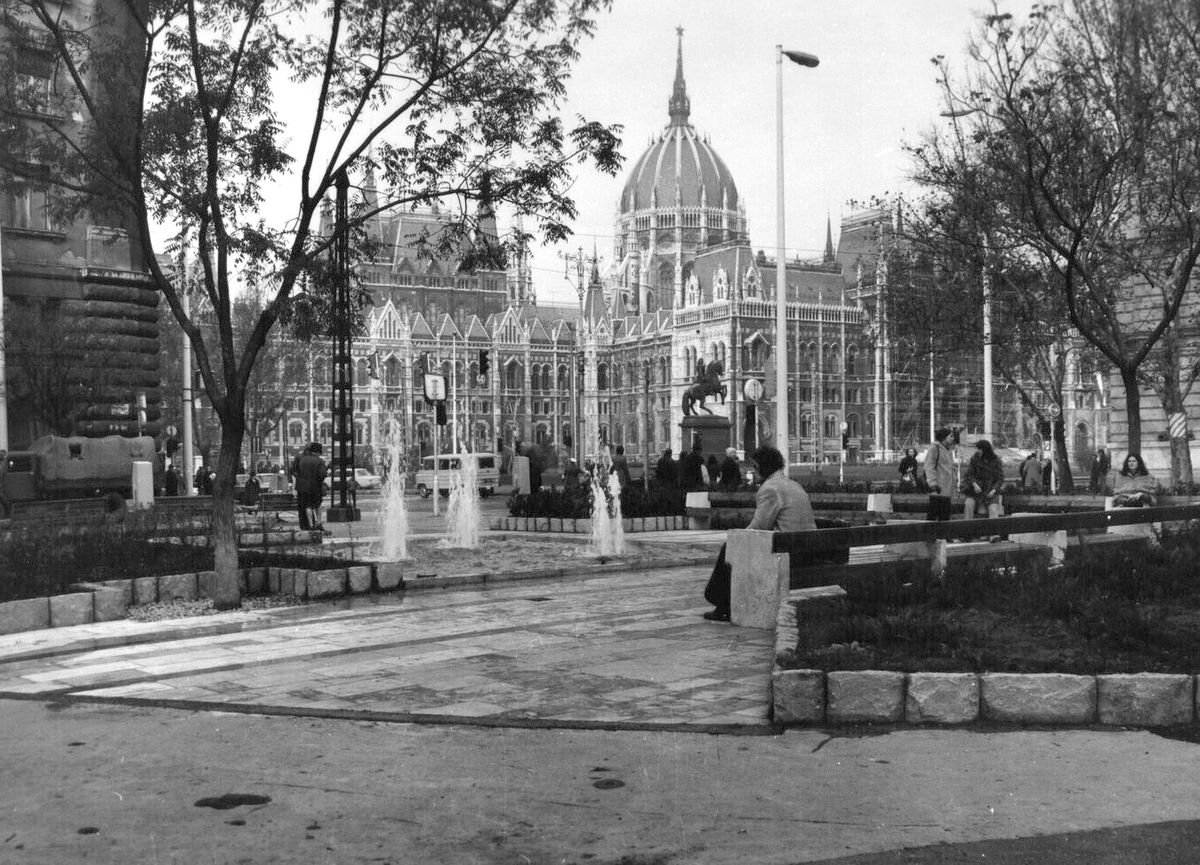 Vértanúk tere (Ságvári tér), szemben a Kossuth Lajos tér és az Országház.