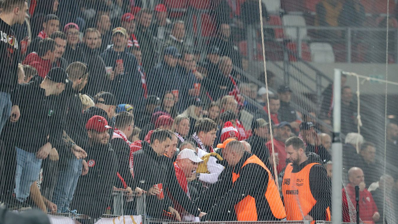 kiesés
Miskolc, 2025. november 2.
Diósgyőri szurkolók a labdarúgó Fizz Liga 12. fordulójában játszott Diósgyőri VTK-Újpest FC mérkőzésen a diósgyőri DVTK Stadionban 2025. november 2-án. Diósgyőri VTK-Újpest FC 1-3.
MTI/Vajda János