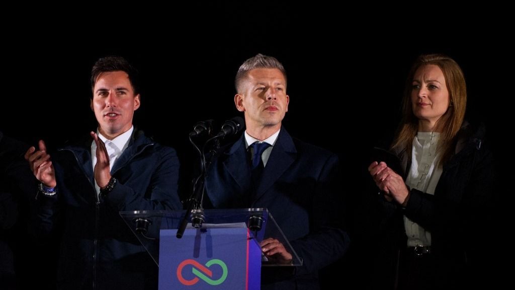 Magyar Péter a Tisza Párt vezetője beszédet mond Budapesten, miután megnyerte a magyar parlamenti választásokat

Hans Lucas/AFP
Benjamin Furst