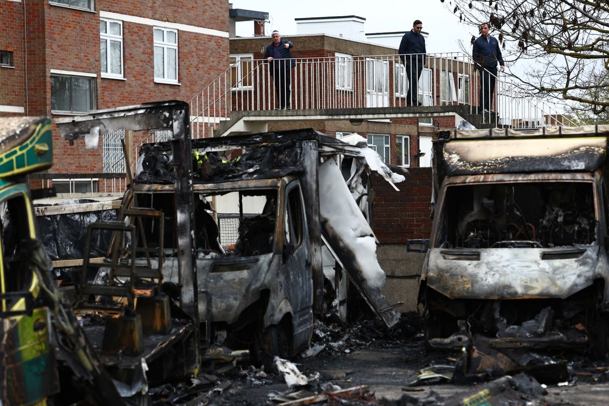 Vádat emeltek három ember ellen a zsidó segélyszervezet mentőautóinak felgyújtása ügyében