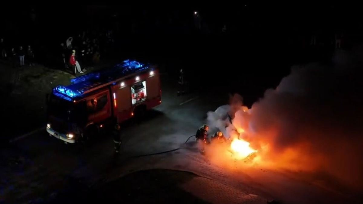 Lángba borult egy kocsi az autóstalálkozón, hiába próbálták poroltókkal megfékezni + videó