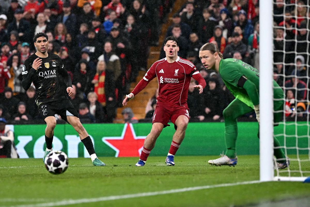 A jelenet, amit számon kérnek Kerkez Miloson: ziccerben jobbal csúnyán mellé lőtt. Ő és Szoboszlai Dominik is a jobbak közé tartozott a Liverpool-PSG visszavágón