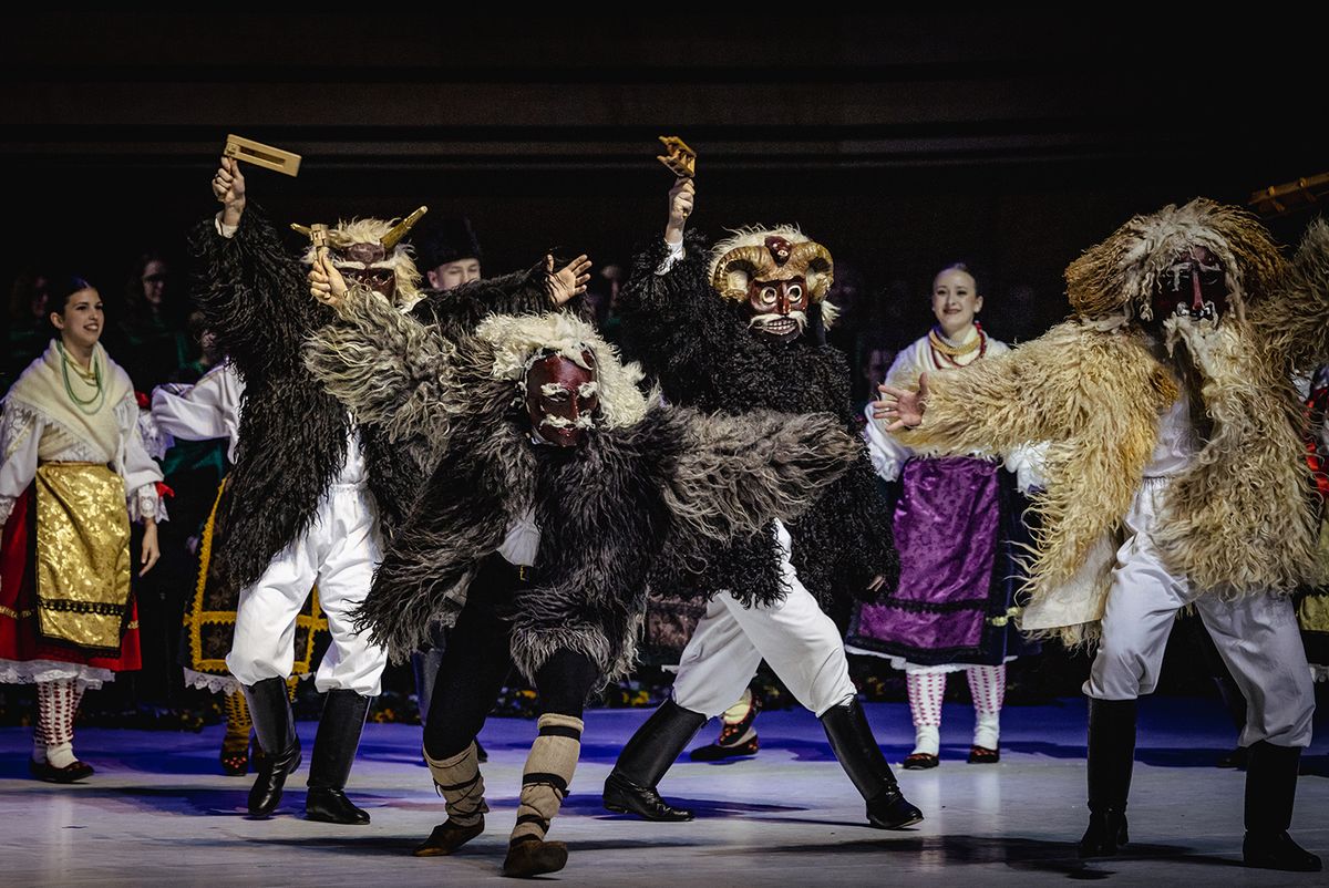 Állami Népi Táncegyüttes Ki­vi­rág­zott ke­reszt­fá­ja