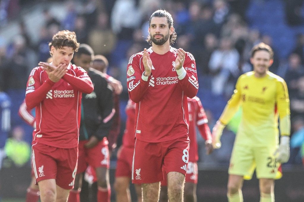 Szoboszlai Dominik és a Liverpool győzelmet ünnepelt az Everton ellen, de a haját ráncigáló ellenfél megúszta a piros lapot