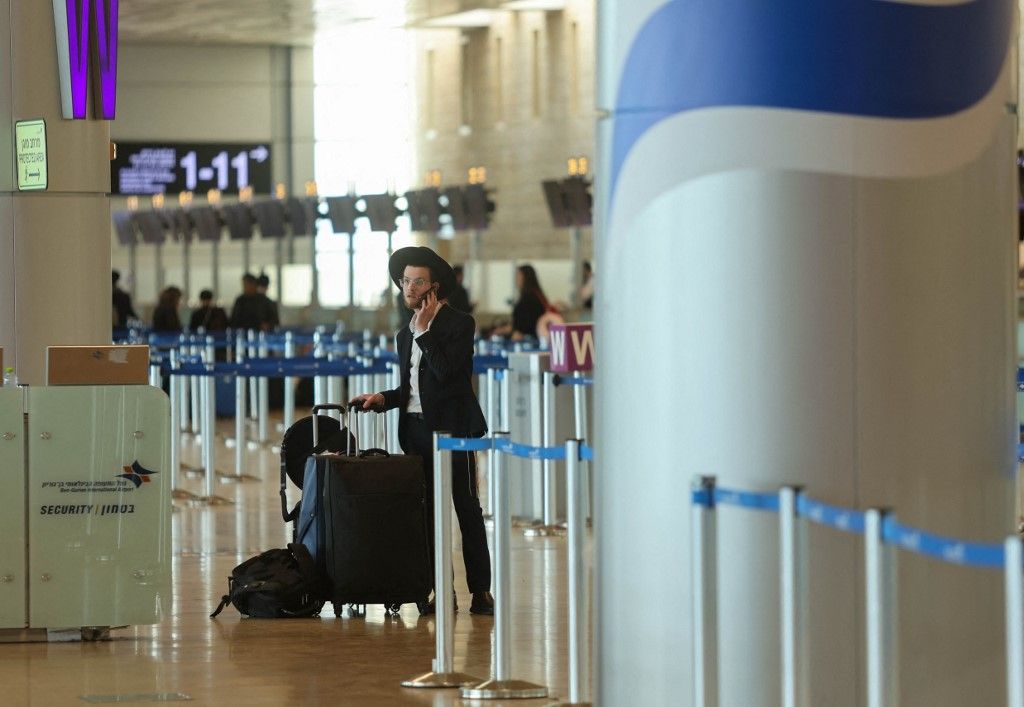 Vasárnap tűzoltókat riasztottak a Ben Gurion repülőtérre, miután egy feltételezhetően veszélyes anyagot tartalmazó csomag füstölni kezdett (Fotó: AFP)