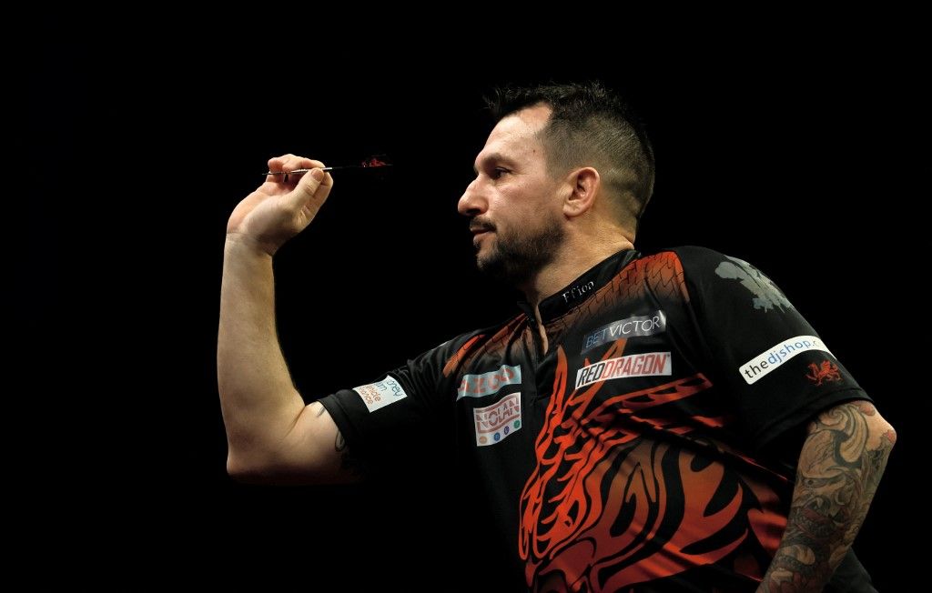 Jonny Clayton továbbra is őrzi első helyét a darts Premier League tabelláján. Fotó: JEAN-MARC WIESNER / DPA