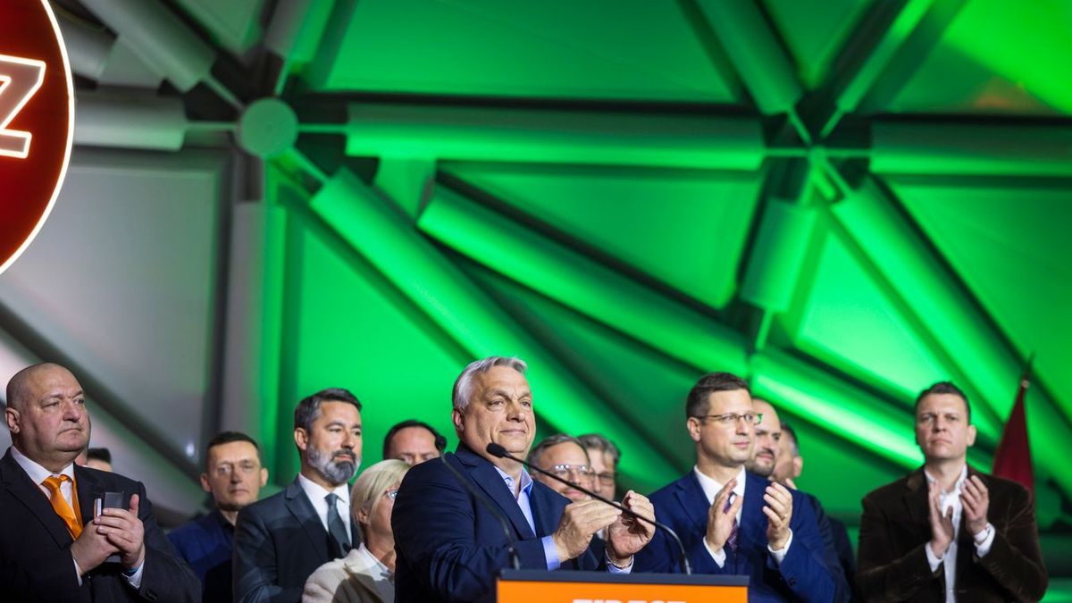 Orbán Viktor, Fidesz, megújulás, siker, visszatérés,

A Miniszterelnöki Kommunikációs Főosztály által közreadott képen Orbán Viktor miniszterelnök, a Fidesz elnöke (k) beszédet mond a Fidesz-KDNP eredményváró rendezvényén az országgyűlési választást követően a Bálna Honvédelmi Központban 2026. április 12-én (Fotó: MTI/Miniszterelnöki Kommunikációs Főosztály/Kaiser Ákos)