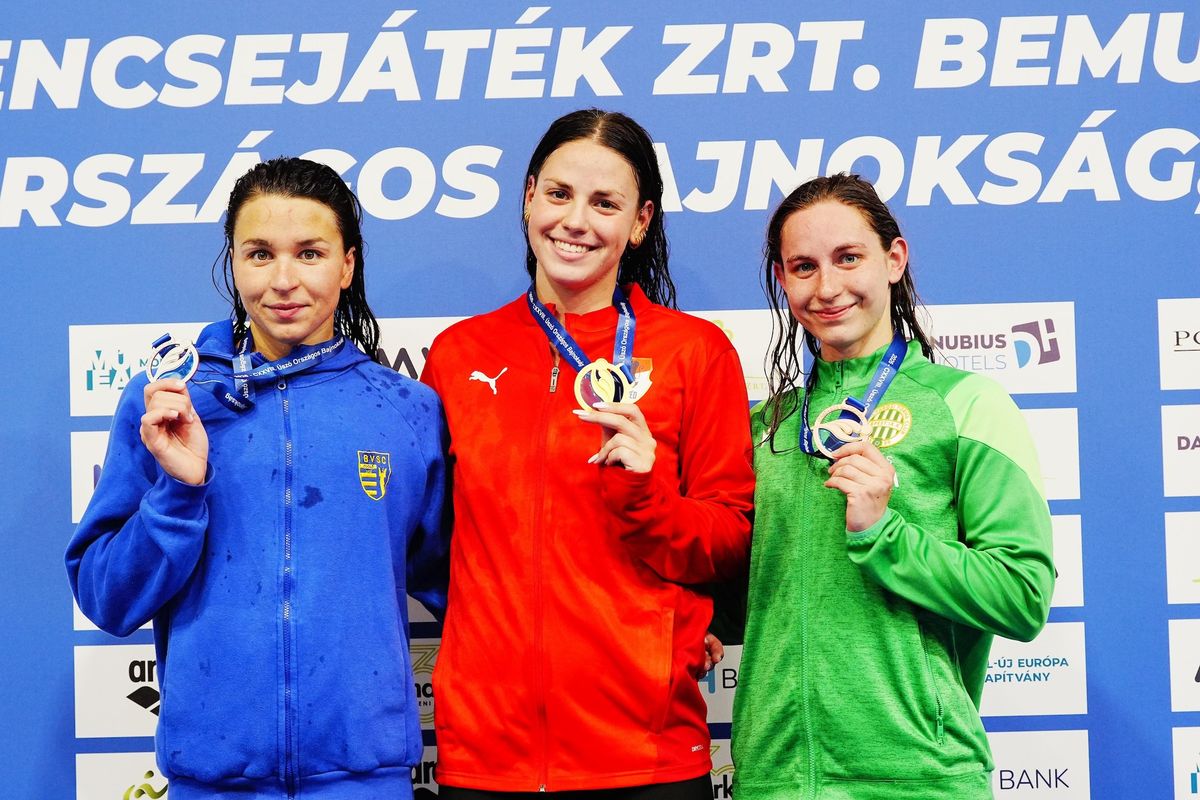 Shane Tusup volt úszója újra a dobogó tetején: a győztes Jackl Vivien két oldalán Késely Ajna és Mihályvári-Farkas Viktória