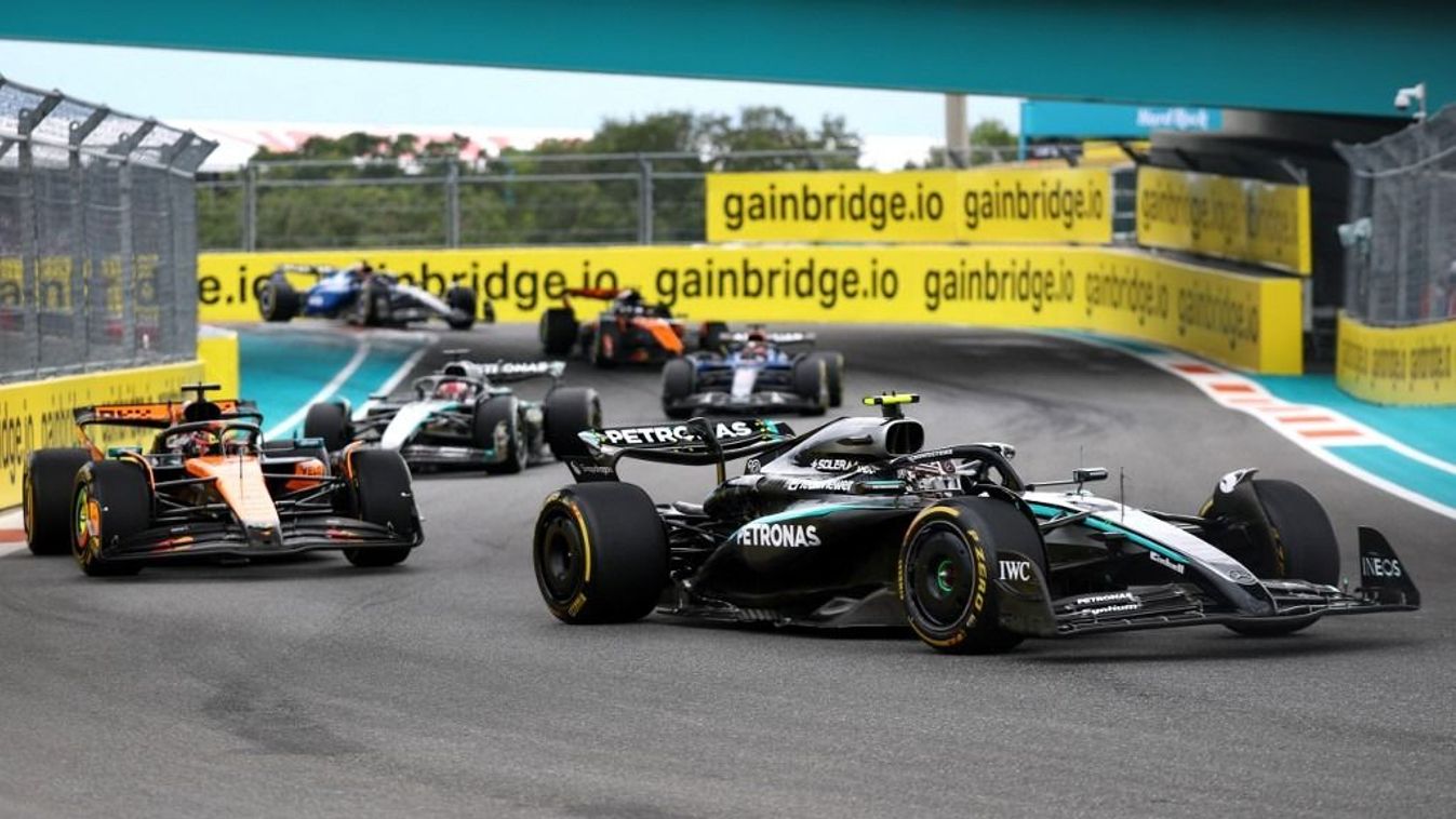 Miami Nagydíj, Forma-1, MIAMI, FLORIDA - MAY 04: Andrea Kimi Antonelli of Italy driving the (12) Mercedes AMG Petronas F1 Team W16 leads Oscar Piastri of Australia driving the (81) McLaren MCL39 Mercedes and George Russell of Great Britain driving the (63