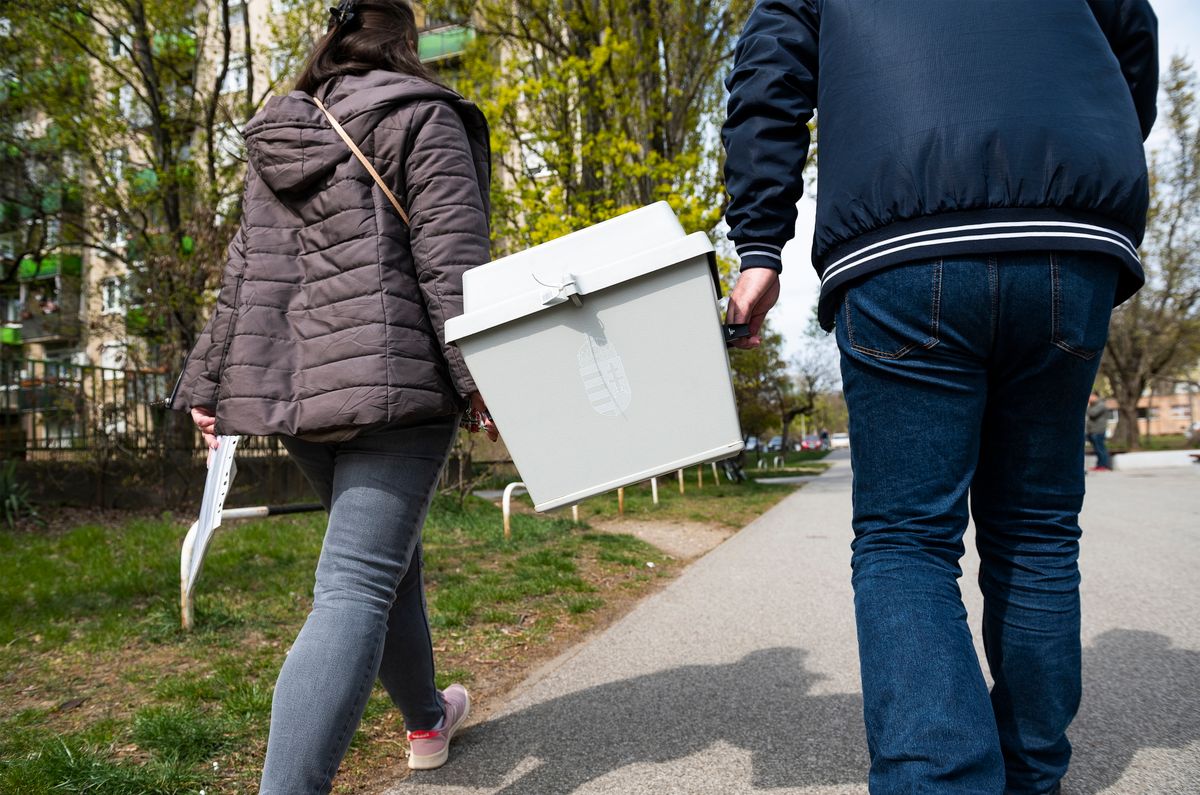 Nyíregyháza, 2026. április 12.
Szavazókör munkatársai mozgóurnát visznek az országgyűlési választáson Nyíregyházán 2026. április 12-én.
MTI/Balázs Attila