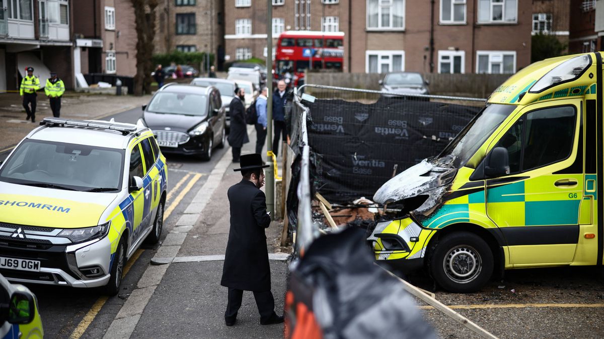 Vádat emeltek három ember ellen a zsidó segélyszervezet mentőautóinak felgyújtása ügyében